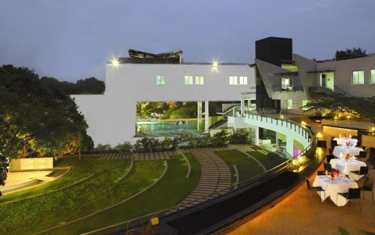 The Woodrose Hotel Bangalore Exterior photo