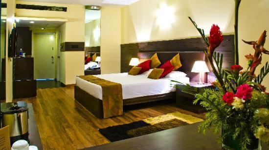The Woodrose Hotel Bangalore Exterior photo