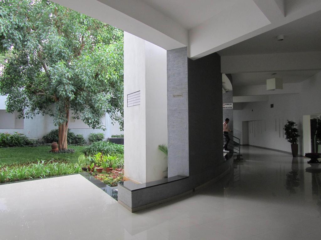 The Woodrose Hotel Bangalore Exterior photo